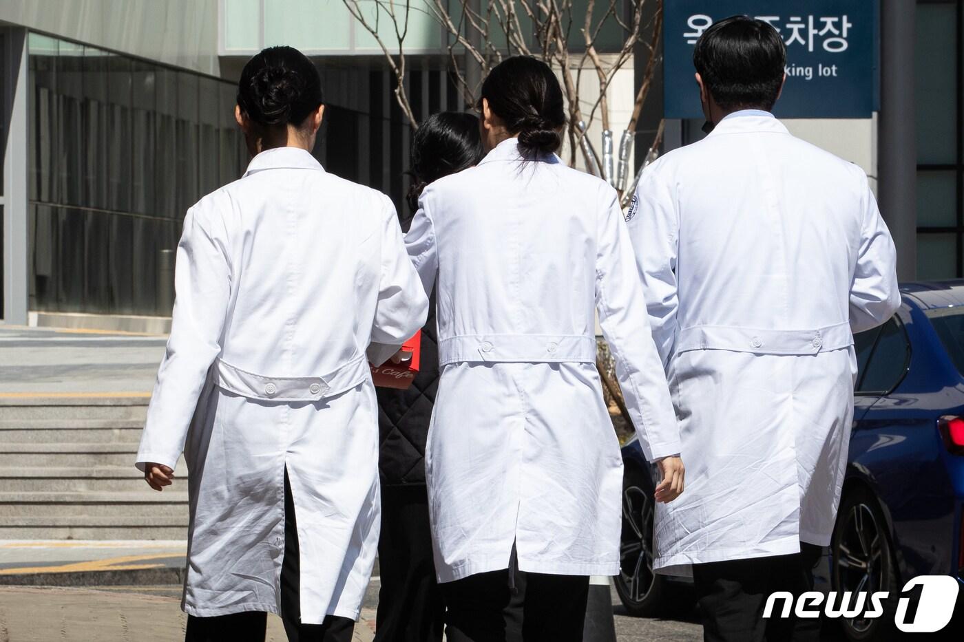 21일 서울시내 한 대학병원에서 의료진들이 이동하고 있다. /뉴스1 ⓒ News1 유승관 기자