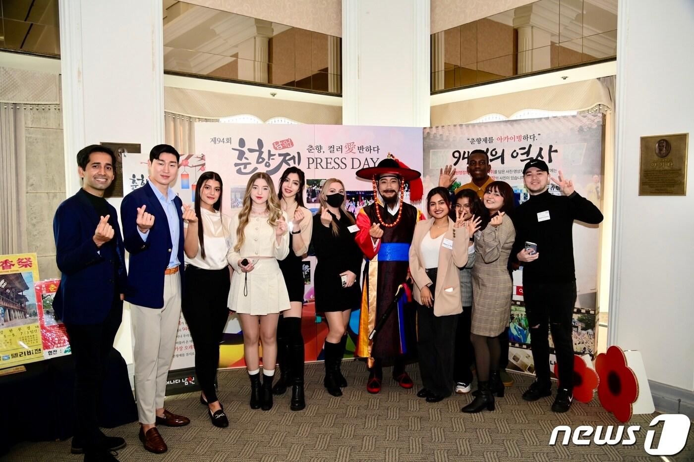본문 이미지 - 21일 서울 프레스센터에서 '제94회 남원 춘향제 D-50 프레스데이’가 개최된 가운데 변사또 분장을 한 최경식 전북 남원시장이 국내 언론 및 외신 기자, 인플루언서 등과 함께 기념촬영을 하고 있다.2024.3.21.(남원시 제공)/뉴스1