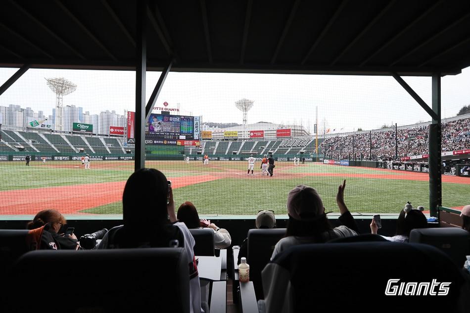 본문 이미지 - 롯데 자이언츠가 2024시즌을 맞아 특화좌석과 컬러프라이스 티켓 제도를 도입했다. (롯데 자이언츠 제공)