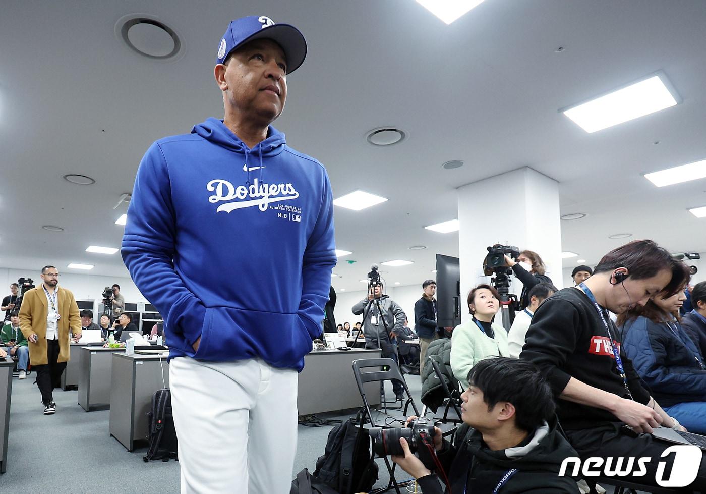 LA 다저스 데이브 로버츠 감독이 미국프로야구(MLB) 공식 개막 서울시리즈 2차전이 예정된 21일 오후 서울 고척스카이돔 기자회견장으로 들어서고 있다. 2024.3.21/뉴스1 ⓒ News1 박정호 기자