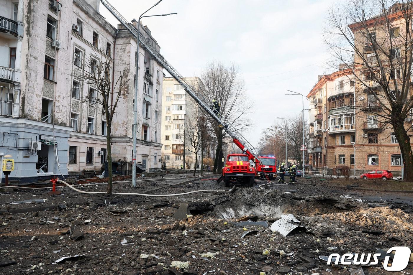 21일(현지시간) 우크라이나 키이우에 러시아의 대규모 미사일 공격이 가해져 도로가 쑥대밭이 된 모습. 2024.03.21 ⓒ 로이터=뉴스1 ⓒ News1 정지윤 기자