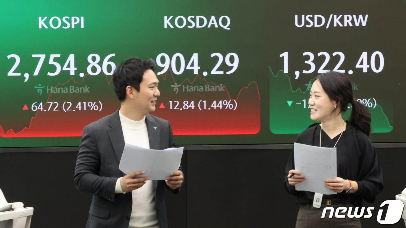 본문 이미지 - 서울 중구 하나은행 을지로 본점 신축 딜링룸에서 딜러들이 업무를 보고 있다. (자료사진) 2024.3.21/뉴스1 ⓒ News1 이동해 기자