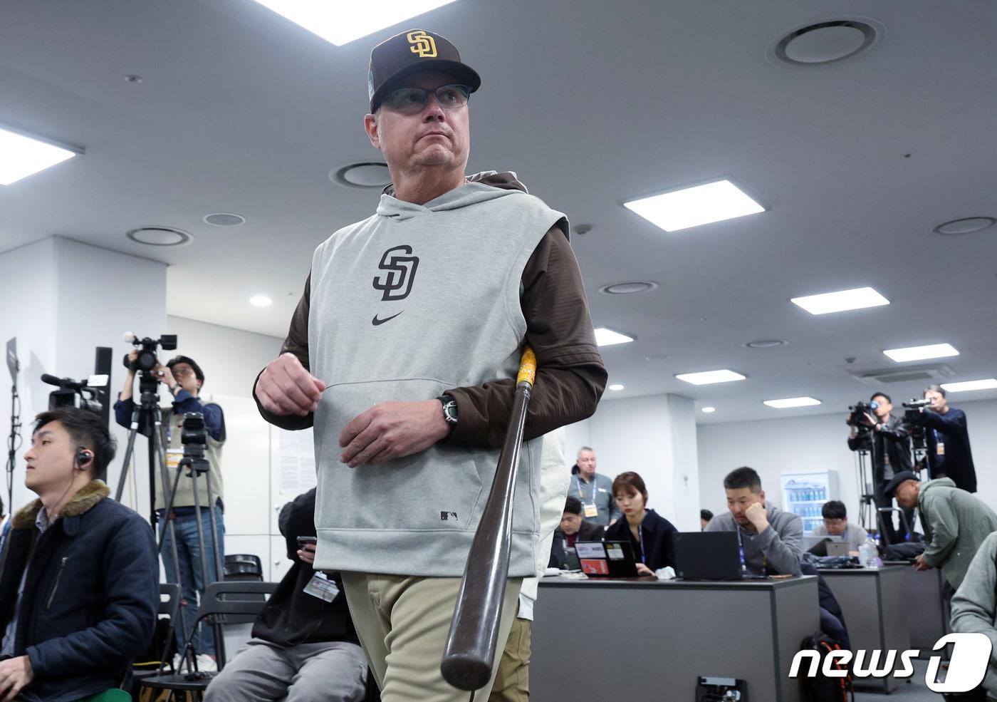 본문 이미지 - 샌디에이고 파드리스 마이크 실트 감독이 미국프로야구(MLB) 공식 개막 서울시리즈 2차전이 예정된 21일 오후 서울 고척스카이돔 기자회견장으로 들어서고 있다. 2024.3.21/뉴스1 ⓒ News1 박정호 기자