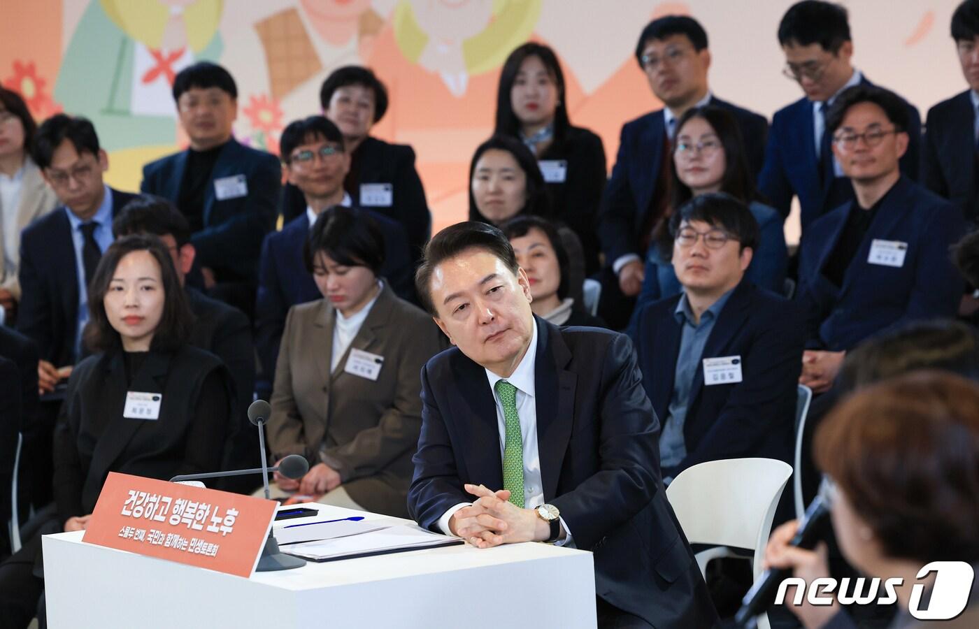 본문 이미지 - 윤석열 대통령이 21일 강원 원주시 건강보험심사평가원에서 ‘건강하고 행복한 노후’를 주제로 열린 22번째 국민과 함께하는 민생토론회에서 참석자 발언을 듣고 있다. (대통령실 제공) 2024.3.21/뉴스1 ⓒ News1 안은나 기자