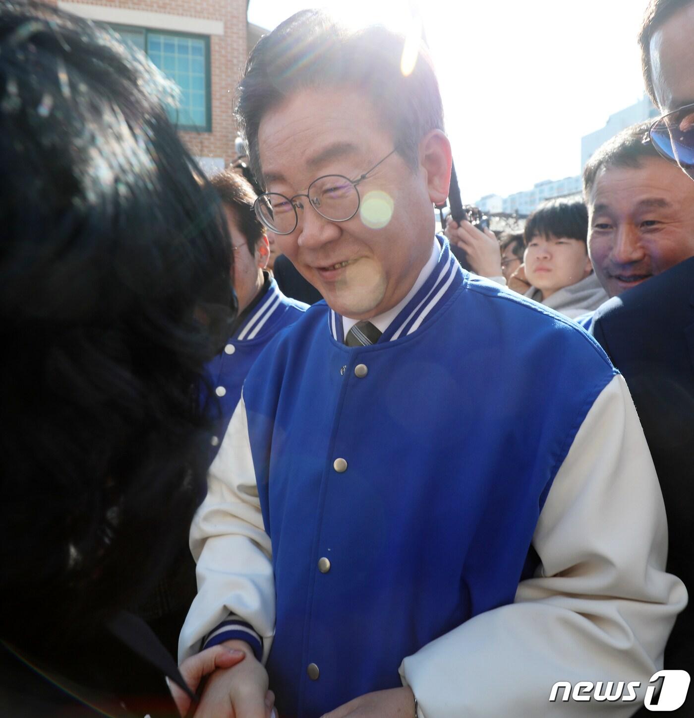 본문 이미지 - 이재명 더불어민주당 대표가 21일 전북자치도 군산시 근대문화역사거리를 찾아 시민들에게 인사를 하고 있다. 2024.3.21/뉴스1 ⓒ News1 유경석 기자