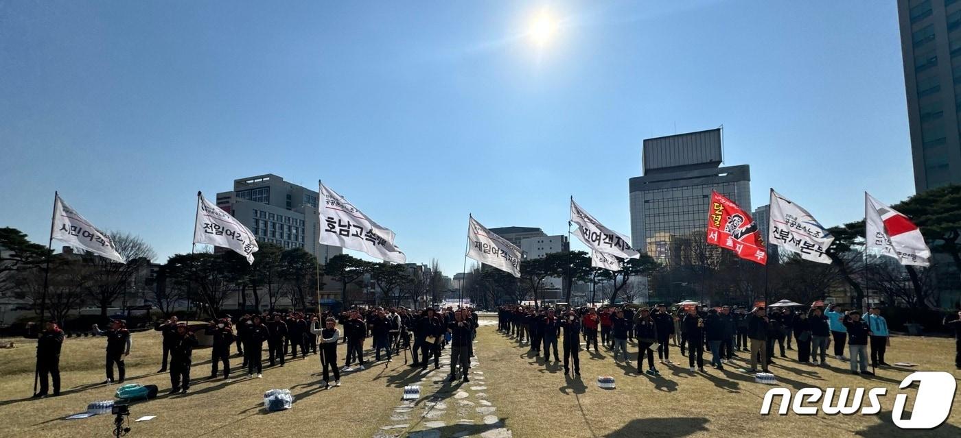 본문 이미지 - 민주버스본부 전북지부가 21일 오후 전북 전주시청 노송광장에서 파업 결의대회를 갖고 있다.2023.3.21/뉴스1 ⓒ News1 김경현 기자
