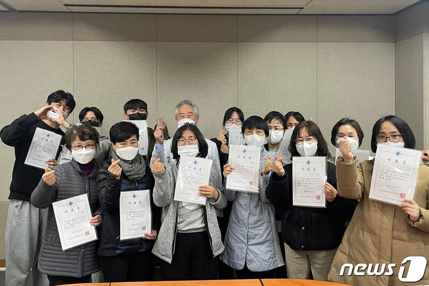 본문 이미지 -  21일 충북 충주의료원은 20~21일 양일간 호스피스 자원봉사자 양성 교육을 진행했다고 밝혔다. 사진은 교육 수료생들.(충주의료원 제공)2024.3.21/뉴스1