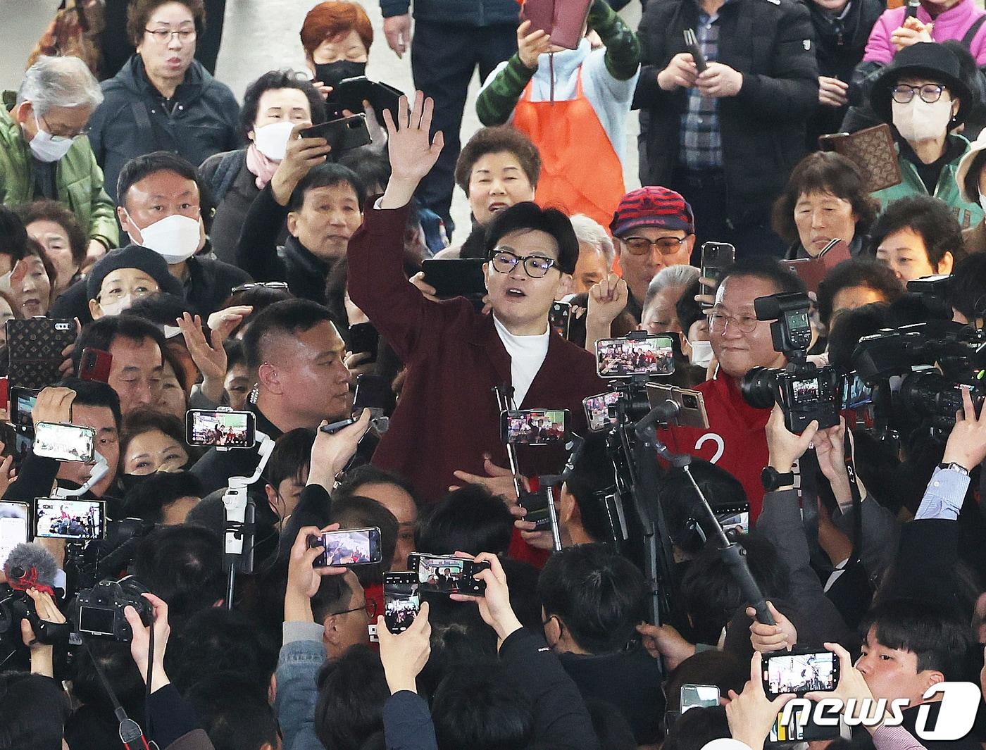 본문 이미지 - 한동훈 국민의힘 총괄선대위원장이 21일 대구 중구 서문시장에서 지역 후보들과 함께 지지 호소를 하고 있다. 2024.3.21/뉴스1 ⓒ News1 송원영 기자