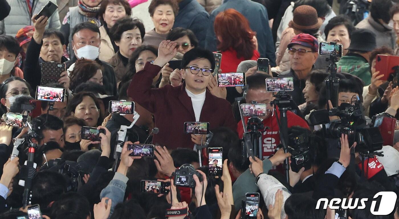 본문 이미지 - 한동훈 국민의힘 총괄선대위원장이 21일 대구 중구 서문시장에서 지지 호소를 하고 있다. 2024.3.21/뉴스1 ⓒ News1 송원영 기자