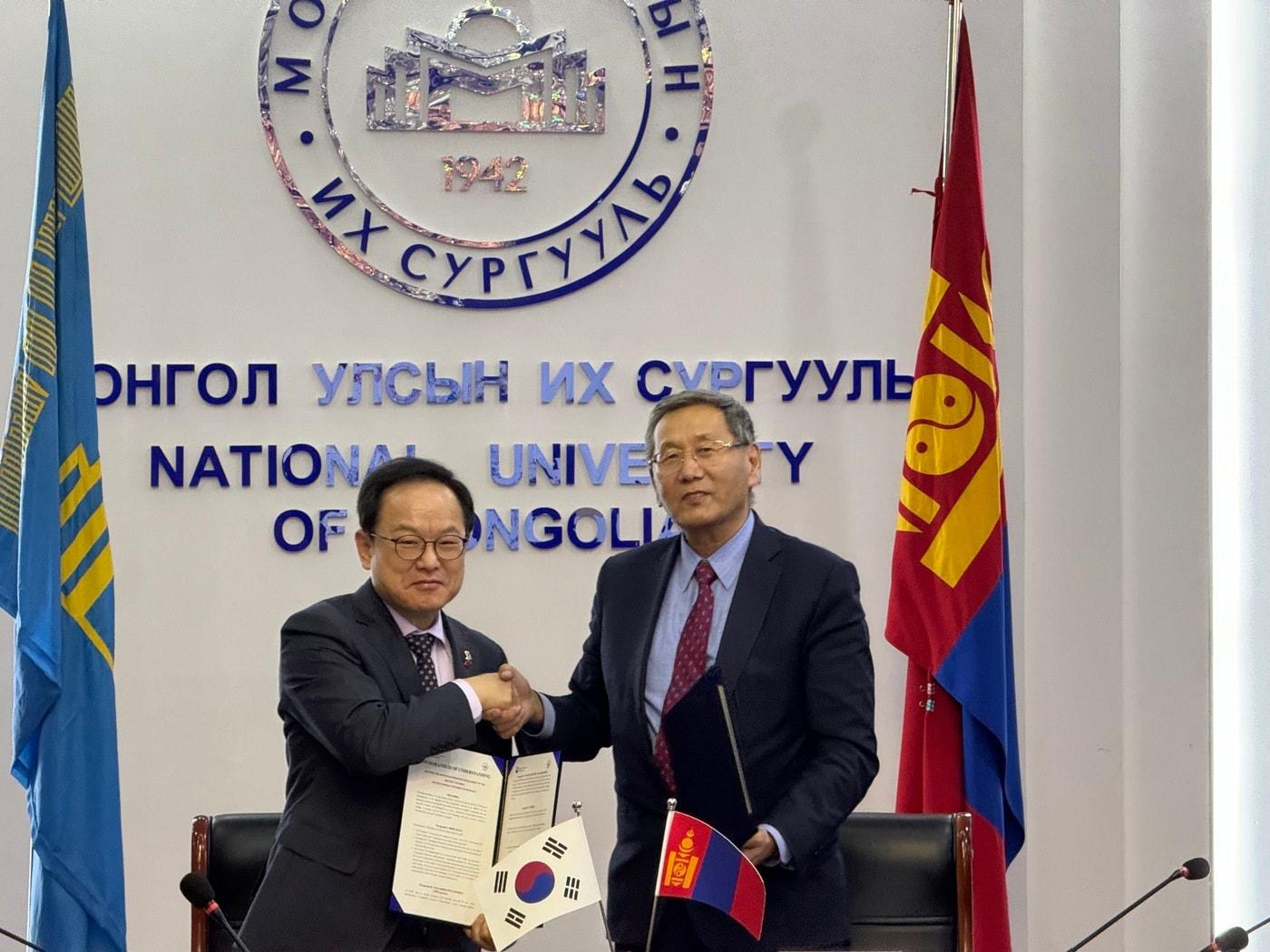 본문 이미지 - 김승호 인사혁신처장(왼쪽)과 뎅데브 바다르치(Dendev BADARCH) 몽골국립대 총장이 21일 몽골국립대에서 '대한민국 인사행정 비교연구 과목 신설을 위한 양해각서를 체결한 후 기념촬영을 하고 있다.(인사처 제공)