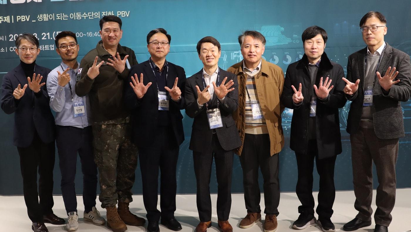 21알 한국자동차연구원 '자산어보' 행사 참가자들이 기념 촬영을 하는 모습(한국자동차연구원 제공).