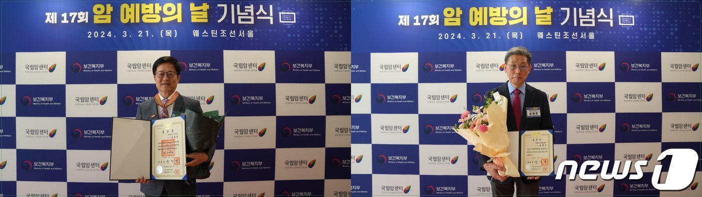 본문 이미지 - 을지대병원 김동욱 교수(왼쪽)와 송병주 교수가 기념촬영을 하고 있다. (을지대병원 제공)/뉴스1