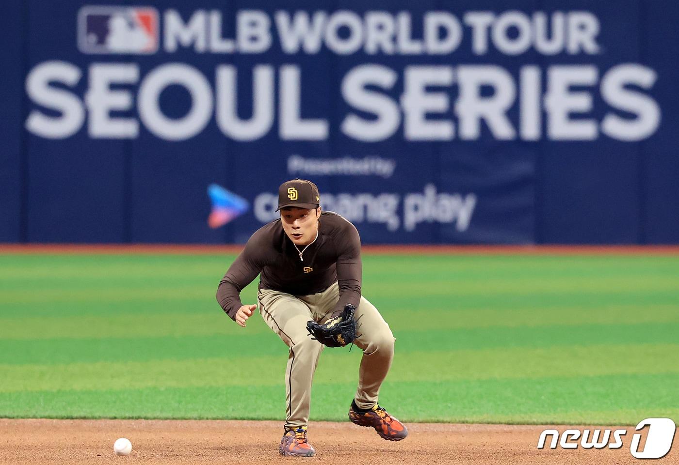 본문 이미지 - 21일 서울 구로구 고척스카이돔에서 열리는 2024 미국 메이저리그(MLB) 월드투어 서울시리즈 공식 개막전 샌디에이고 파드리스와 LA 다저스의 2차전 경기를 앞두고 샌디에이고 파드리스 김하성이 훈련을 하고 있다. 2024.3.21/뉴스1 ⓒ News1 김진환 기자
