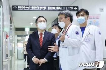 본문 이미지 - 이장우 대전시장이 3월 21일 충남대학교병원과 건양대학교병원를 방문해 관내 상급종합병원 의료 현장 상황을 점검하고 있는 모습. (대전시 제공) 2024.3.21/뉴스1