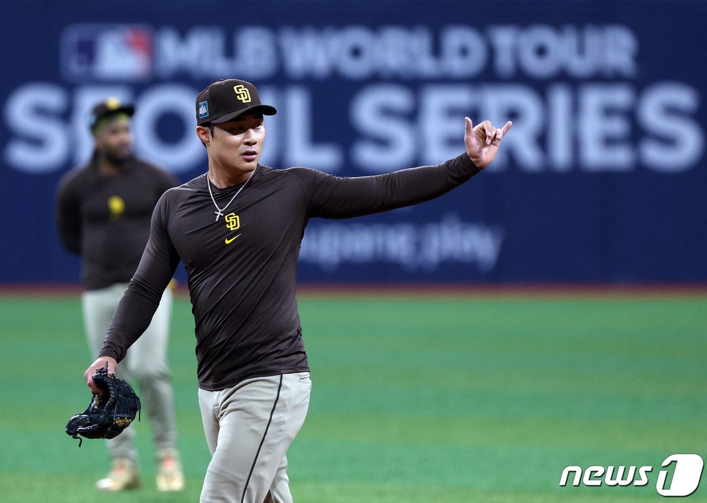 본문 이미지 - 샌디에이고 파드리스 김하성이 21일 서울 구로구 고척스카이돔에서 열린 2024 미국 메이저리그(MLB) 월드투어 서울시리즈 2차전 로스앤젤레스(LA) 다저스와 샌디에이고 파드리스의 경기에 앞서 훈련을 하고 있다. 2024.3.21/뉴스1 ⓒ News1 박정호 기자