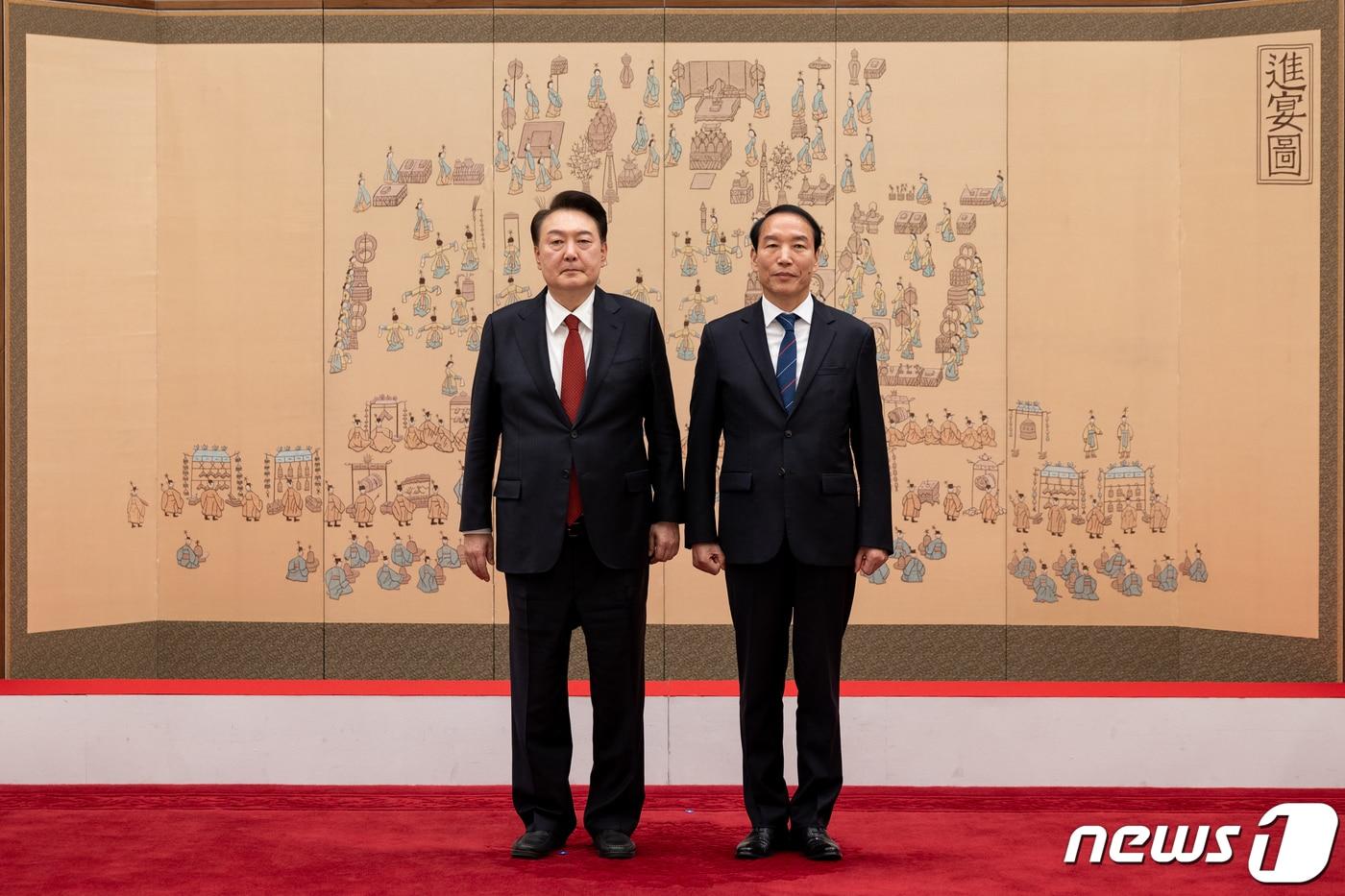 윤석열 대통령이 21일 오후 용산 대통령실에서 주기환 대통령 민생특별보좌관에게 위촉장을 수여한 뒤 기념 촬영하고 있다. (대통령실 제공) 2024.3.21/뉴스1 ⓒ News1 안은나 기자