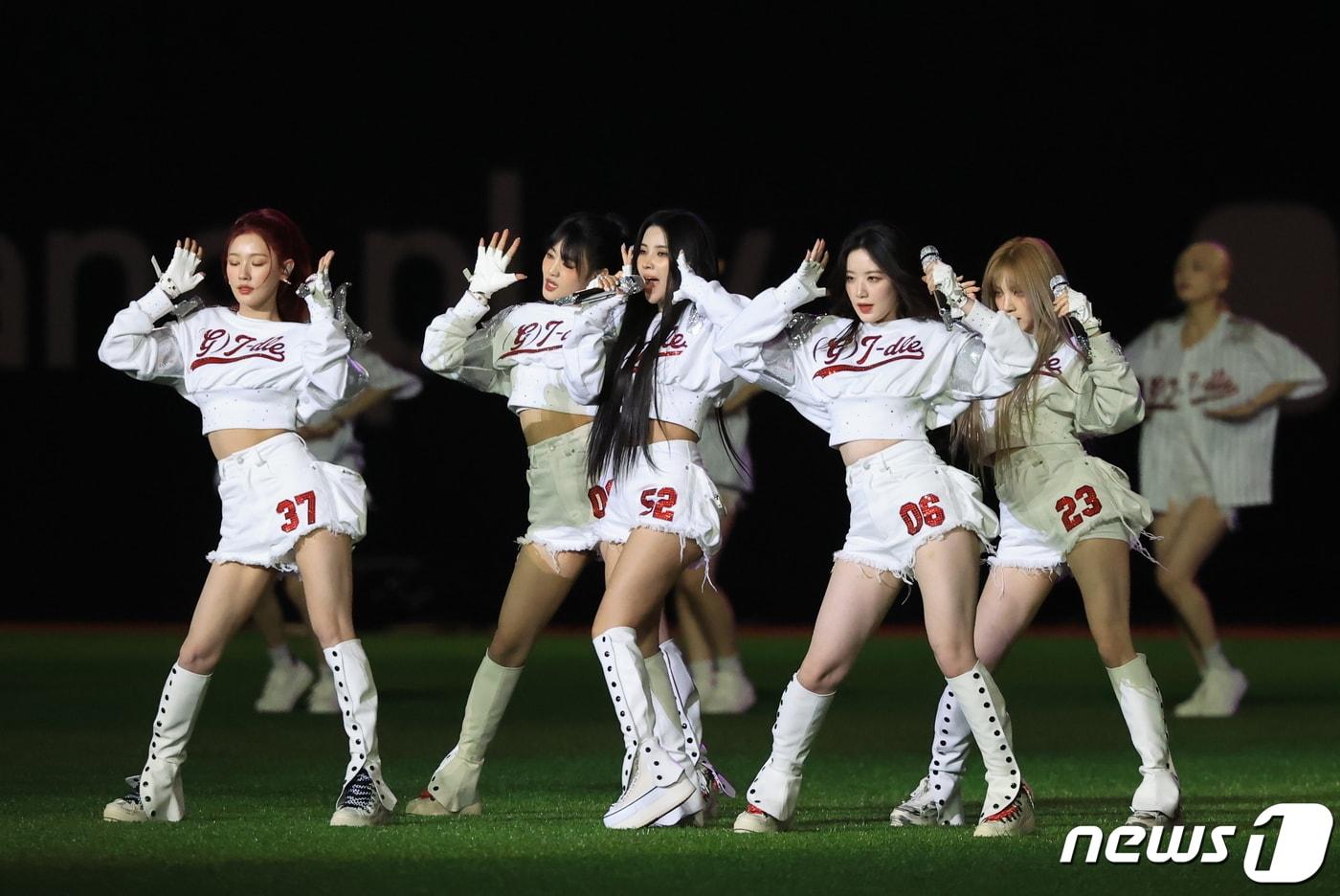 본문 이미지 - 걸그룹 (여자)아이들이 21일 서울 구로구 고척스카이돔에서 열린 2024 미국 메이저리그(MLB) 월드투어 서울시리즈 공식 개막전 샌디에이고 파드리스와 LA 다저스의 2차전 경기 시작 전 축하공연을 하고 있다. 2024.3.21/뉴스1 ⓒ News1 김진환 기자