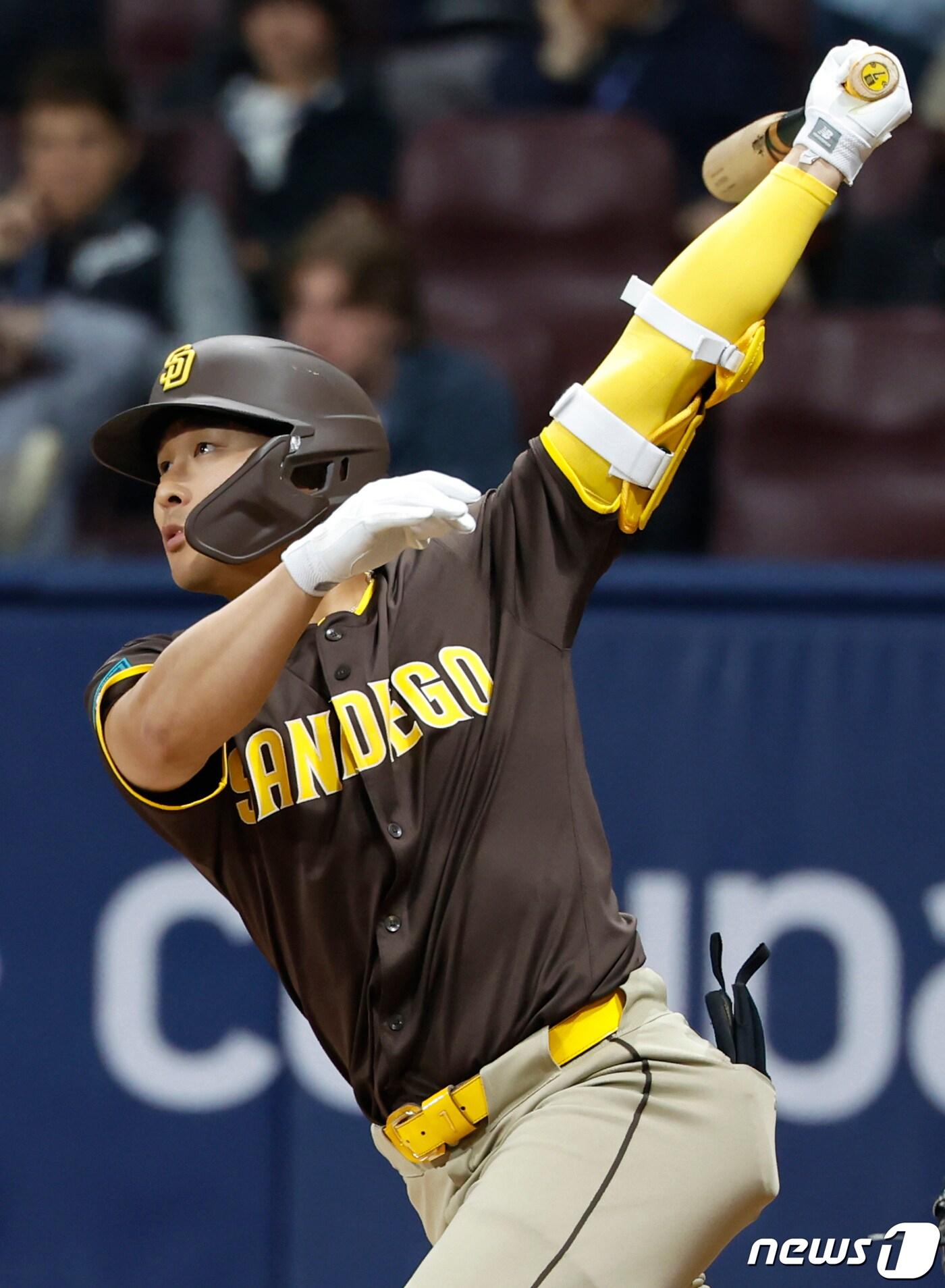 본문 이미지 - 21일 서울 구로구 고척스카이돔에서 열린 2024 미국 메이저리그(MLB) 월드투어 서울시리즈 공식 개막전 샌디에이고 파드리스와 LA 다저스의 2차전 경기, 샌디에이고 1회초 공격 무사 주자 1, 3루서 김하성이 1타점 희생타를 때리고 있다. (공동취재) 2024.3.21/뉴스1 ⓒ News1 박정호 기자