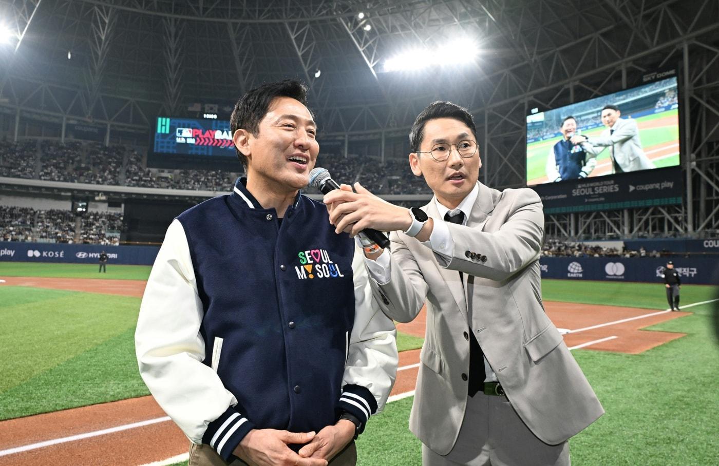 본문 이미지 -  21일 서울 구로구 고척스카이돔에서 열린 미국 프로야그 메이저리그 정규시즌 2차전을 찾은 오세훈 서울시장.(서울시 제공)