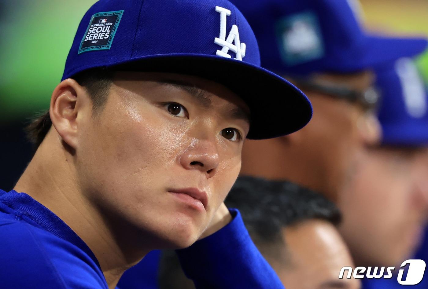 21일 서울 구로구 고척스카이돔에서 열린 2024 미국 메이저리그(MLB) 월드투어 서울시리즈 공식 개막전 샌디에이고 파드리스와 LA 다저스의 2차전 경기에서 1이닝 5실점으로 악몽같은 데뷔전을 치룬 다저스 야마모토 요시노부가 더그아웃에서 경기를 지켜보고 있다. 2024.3.21/뉴스1 ⓒ News1 김진환 기자