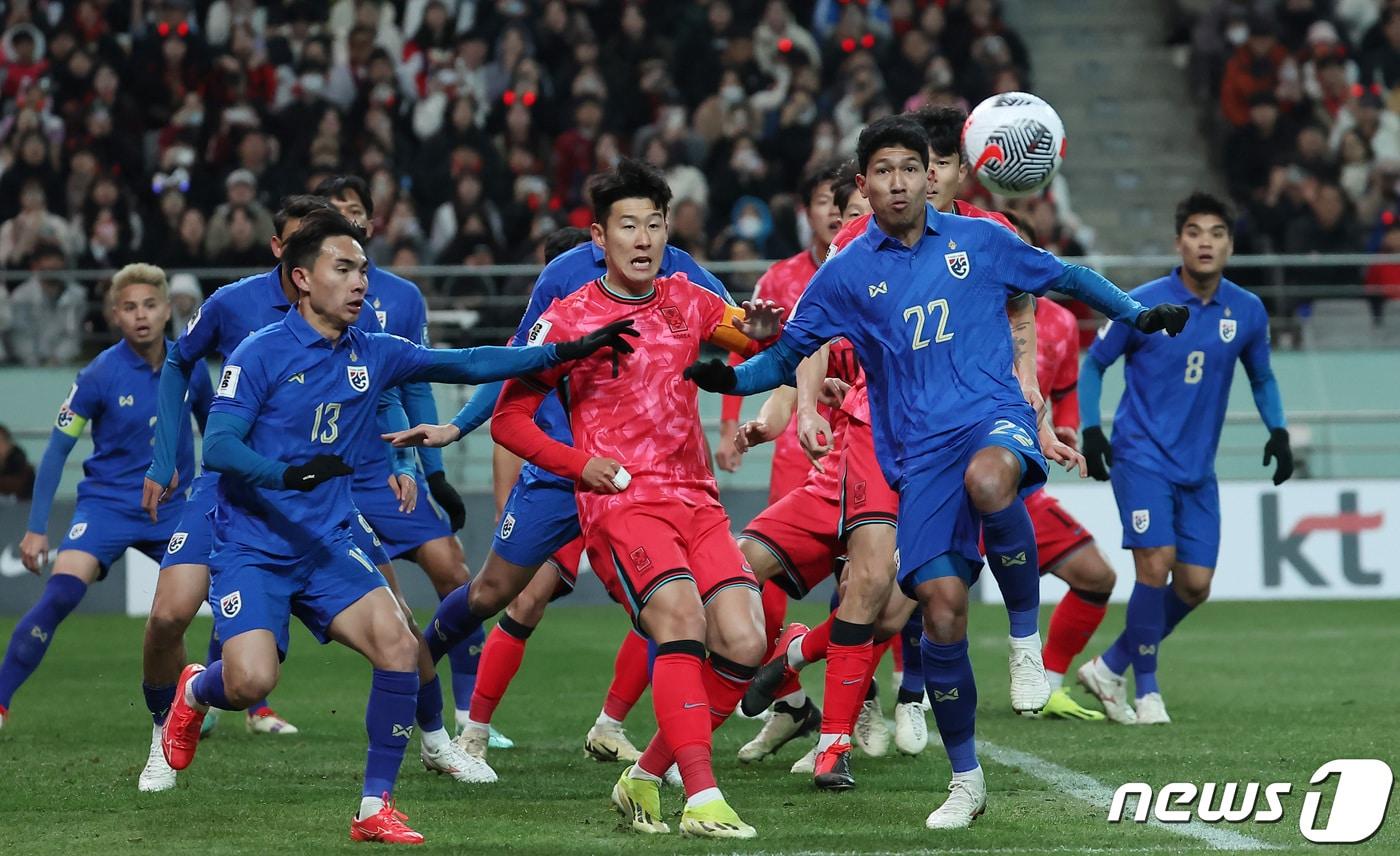 본문 이미지 - 21일 오후 서울 마포구 서울월드컵경기장에서 열린 2026 북중미 월드컵 아시아지역 2차예선 C조 조별리그 3차전 대한민국과 태국의 경기에서 손흥민과 상대 선수들이 볼경합을 하고 있다. 2024.3.21/뉴스1 ⓒ News1 김민지 기자