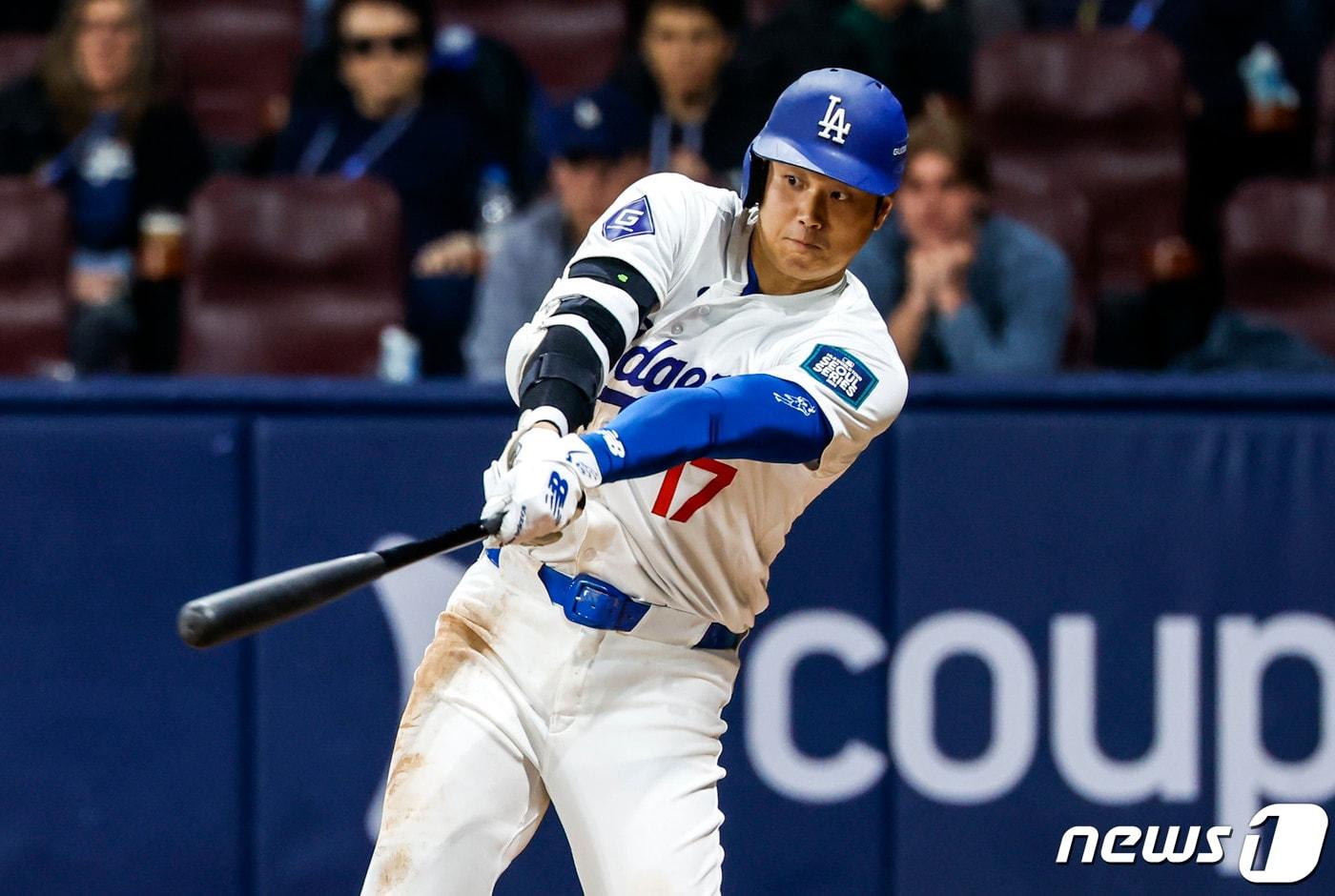 본문 이미지 - 21일 서울 구로구 고척스카이돔에서 열린 2024 미국 메이저리그(MLB) 월드투어 서울시리즈 공식 개막전 샌디에이고 파드리스와 LA 다저스의 2차전 경기, 2회말 1사 주자 2,3루 상황 LA다저스 오타니 쇼헤이가 1타점 희생플라이를 치고 있다. (공동취재) 2024.3.21/뉴스1 ⓒ News1 김진환 기자