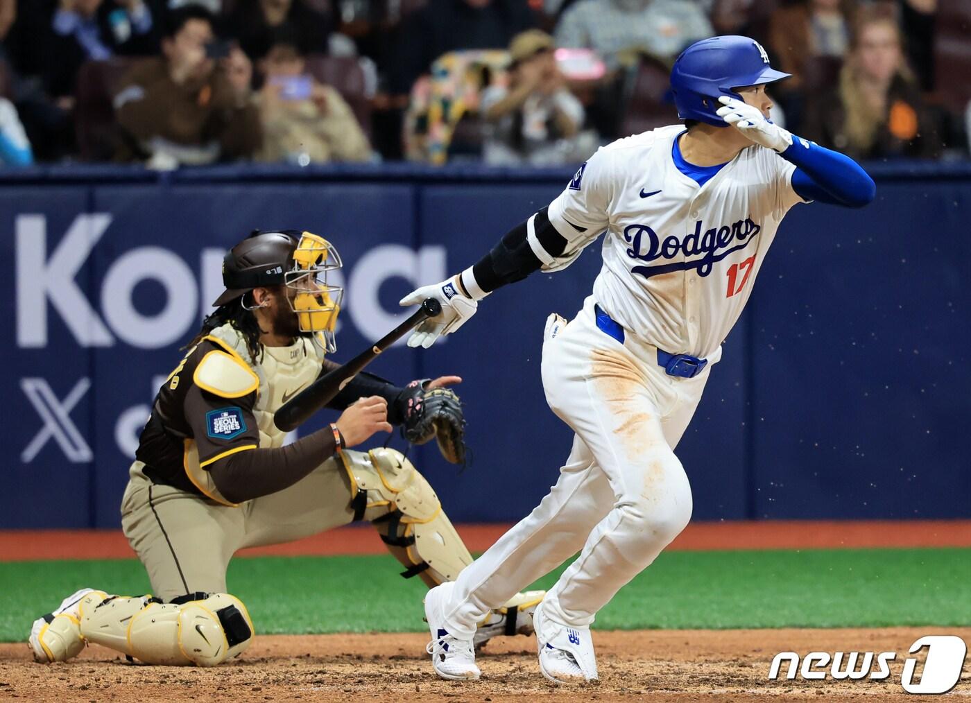 본문 이미지 - 21일 서울 구로구 고척스카이돔에서 열린 2024 미국 메이저리그(MLB) 월드투어 서울시리즈 공식 개막전 샌디에이고 파드리스와 LA 다저스의 2차전 경기에서 다저스 오타니 쇼헤이가 3회말 2사 2루에서 투수 앞 땅볼을 치고 있다. 2024.3.21/뉴스1 ⓒ News1 김진환 기자