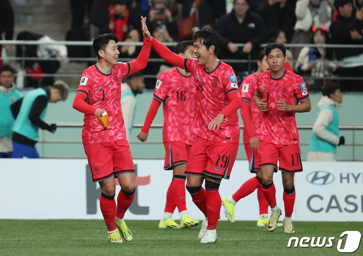 본문 이미지 - 21일 오후 서울 마포구 서울월드컵경기장에서 열린 2026 북중미 월드컵 아시아지역 2차예선 C조 조별리그 3차전 대한민국과 태국의 경기에서 손흥민이 선제골을 넣고 동료들과 기뻐하고 있다. 2024.3.21/뉴스1 ⓒ News1 김민지 기자