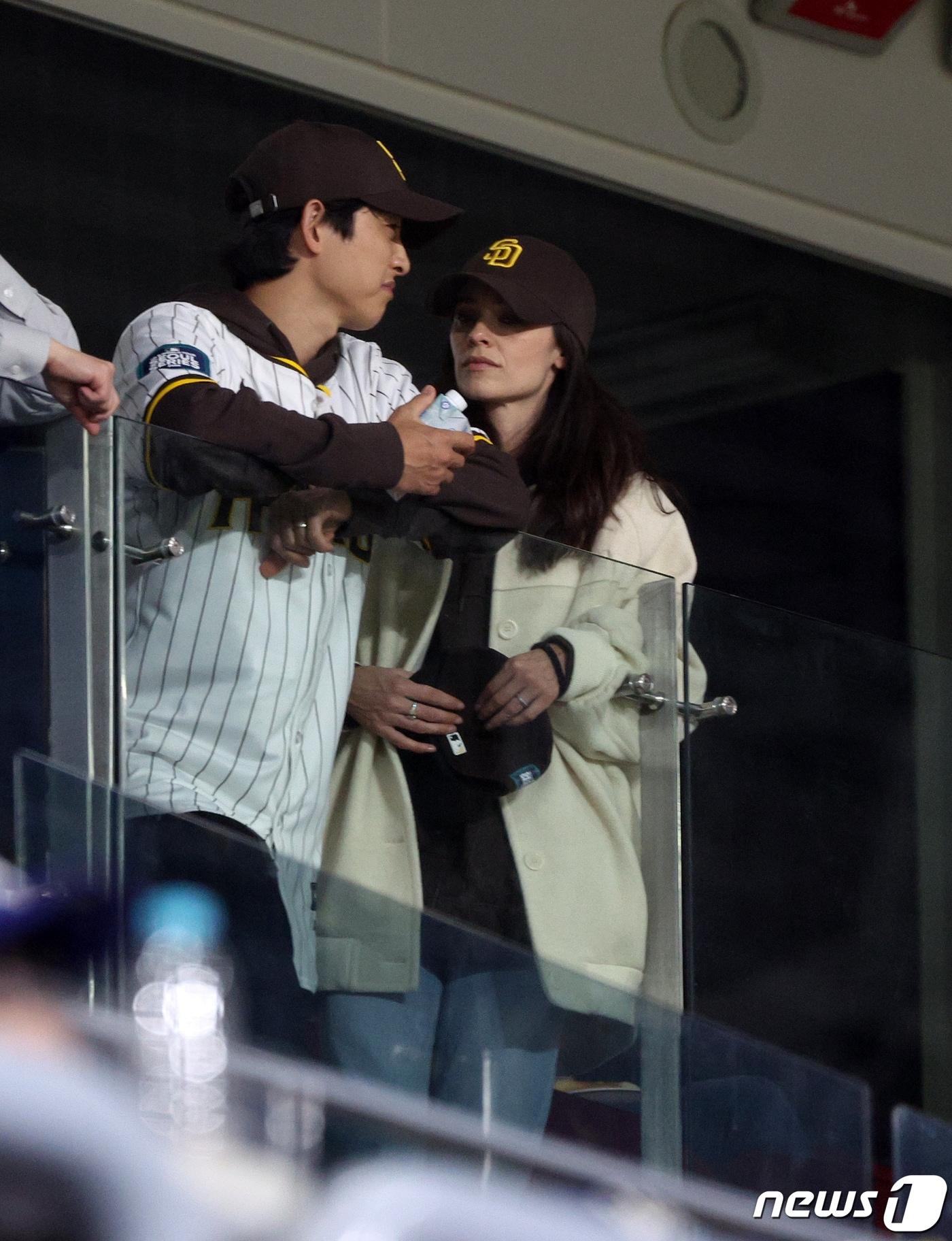 본문 이미지 - 21일 서울 구로구 고척스카이돔에서 열린 2024 미국 메이저리그(MLB) 월드투어 서울시리즈 공식 개막전 샌디에이고 파드리스와 LA 다저스의 2차전 경기, 배우 송중기 부부가 경기를 관전하고 있다. 2024.3.21/뉴스1 ⓒ News1 박정호 기자