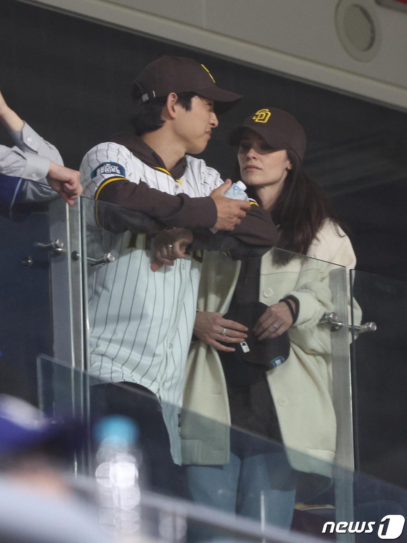 본문 이미지 - 송중기와 케이티 루이스 사운더스 부부 2024.3.21/뉴스1 ⓒ News1 박정호 기자