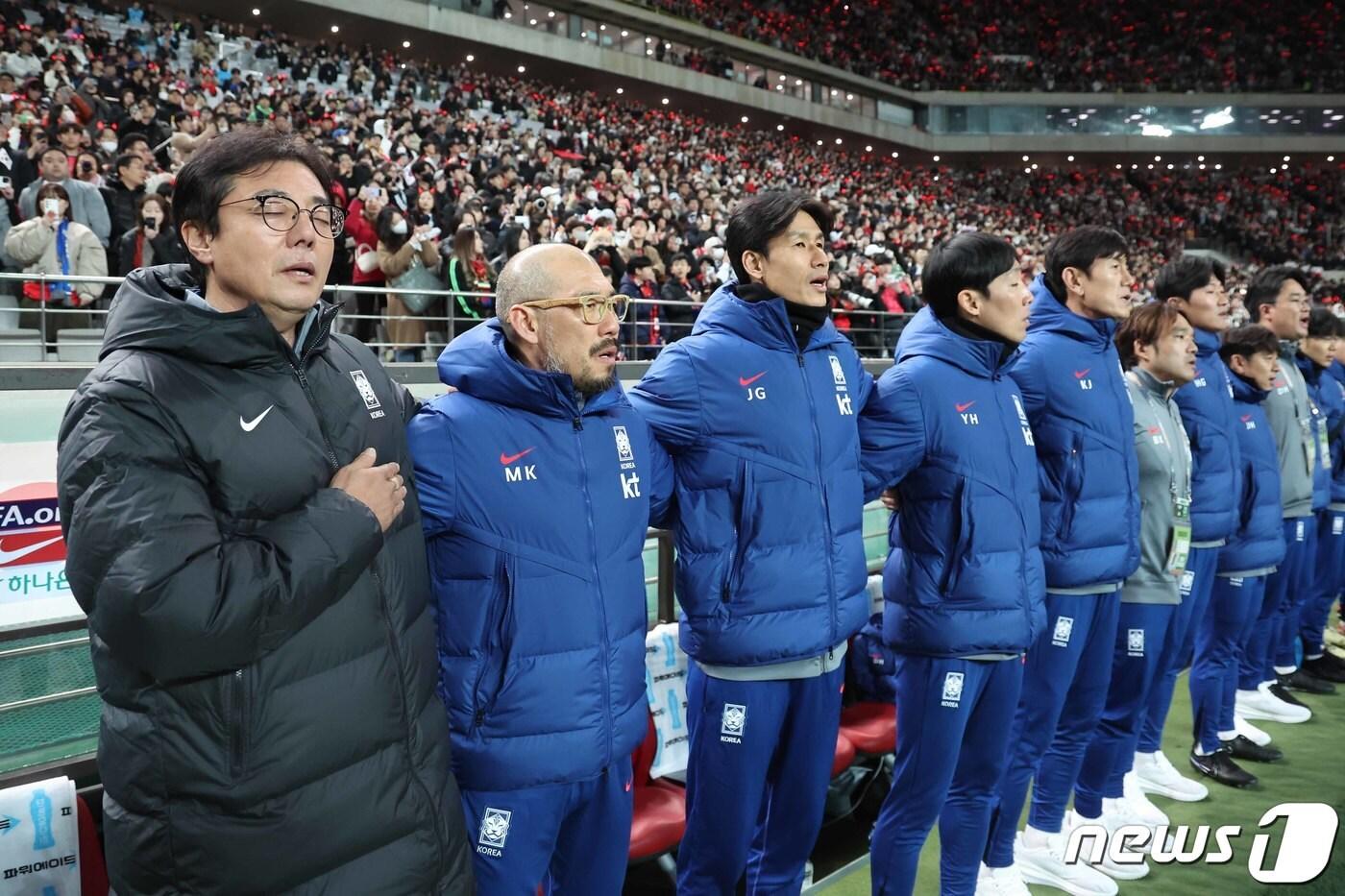 본문 이미지 - 21일 오후 서울 마포구 서울월드컵경기장에서 열린 2026 북중미 월드컵 아시아지역 2차예선 C조 조별리그 3차전 대한민국과 태국과의 경기 시작에 앞서 황선홍 감독을 비롯한 대한민국 코치진 및 선수들이 애국가를 제창하고 있다. 2024.3.21/뉴스1 ⓒ News1 민경석 기자