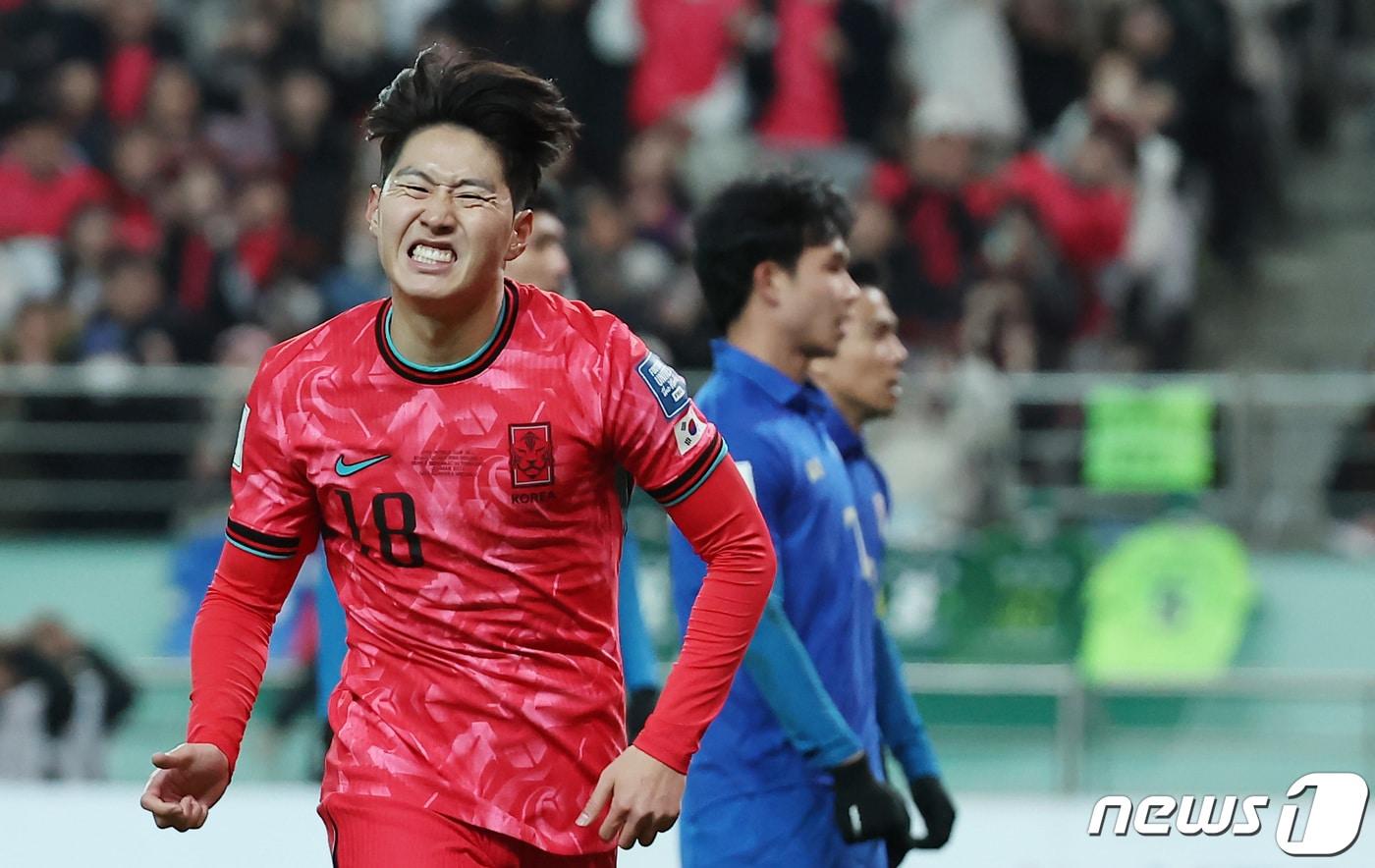 본문 이미지 - 21일 오후 서울 마포구 서울월드컵경기장에서 열린 2026 북중미 월드컵 아시아지역 2차예선 C조 조별리그 3차전 대한민국과 태국의 경기에서 이강인이 슛이 실패하자 아쉬워하고 있다. 2024.3.21/뉴스1 ⓒ News1 김민지 기자