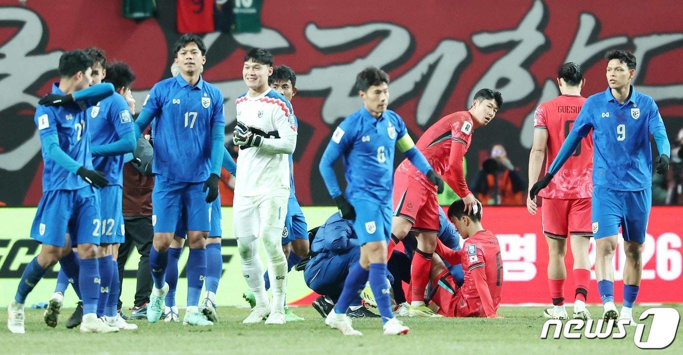 21일 오후 서울 마포구 서울월드컵경기장에서 열린 2026 북중미 월드컵 아시아지역 2차예선 C조 조별리그 3차전 대한민국과 태국과의 경기가 1대1 동점으로 끝난 뒤 대한민국 선수들이 아쉬워 하고 있다. 2024.3.21/뉴스1 ⓒ News1 민경석 기자
