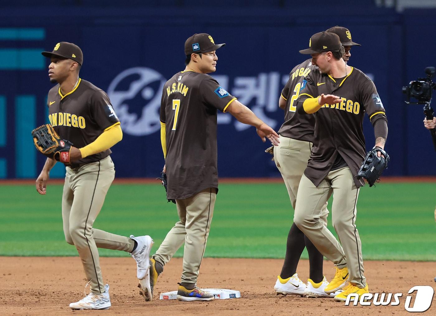 본문 이미지 - 21일 서울 구로구 고척스카이돔에서 열린 2024 미국 메이저리그(MLB) 월드투어 서울시리즈 공식 개막전 샌디에이고 파드리스와 LA 다저스의 2차전 경기, 15대11 승리를 거둔 샌디에이고 김하성이 선수들과 기쁨의 하이파이브를 하고 있다. 2024.3.21/뉴스1 ⓒ News1 김진환 기자