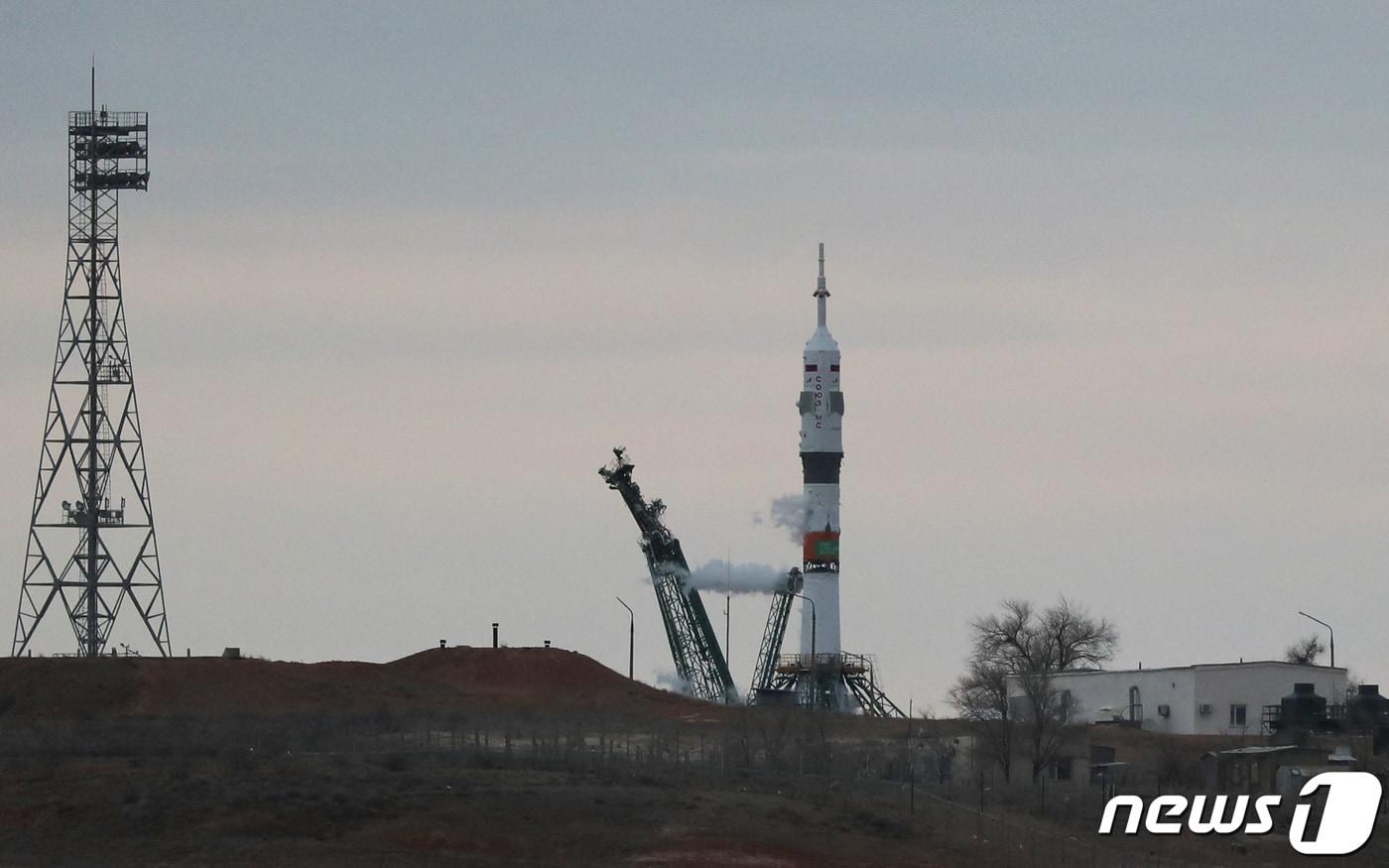 21일(현지시간) 카자흐스탄 바이코누르 우주기지에서 발사가 취소되기 직전 발사대 위에 있는 러시아 소유즈 MS-25 우주선. 2024.03.21 ⓒ 로이터=뉴스1 ⓒ News1 조소영 기자