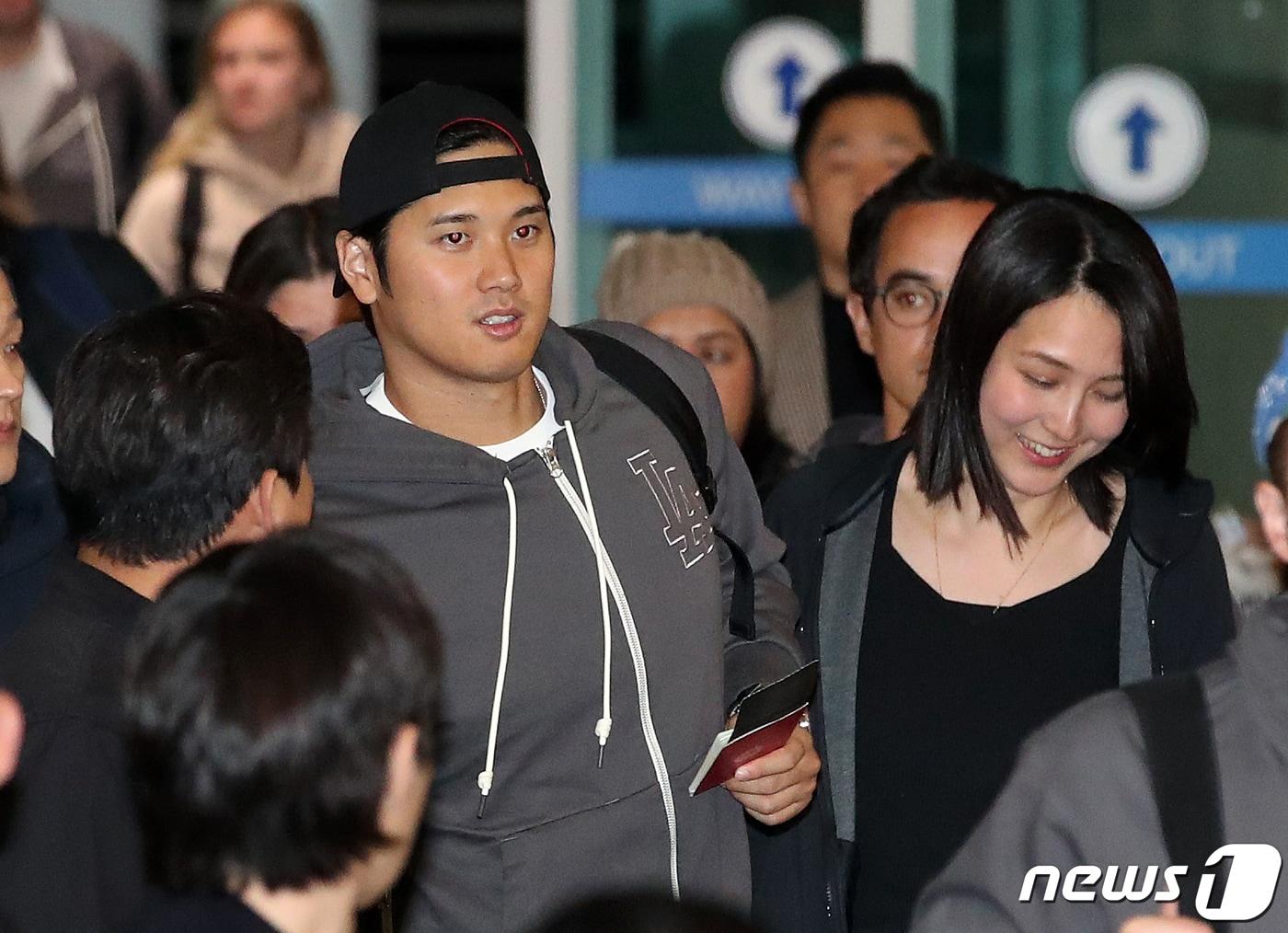 본문 이미지 - LA 다저스 오타니 쇼헤이가 22일 새벽 서울 구로구 고척스카이돔에서 열린 미국프로야구(MLB) 서울시리즈 개막 2연전을 마치고 부인 다나카 마미코와 함께 인천국제공항을 통해 출국하고 있다. 2024.3.22/뉴스1 ⓒ News1 이승배 기자