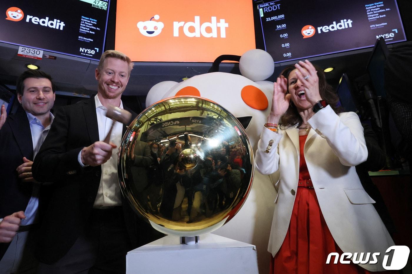 미국의 유명 증권방인 레딧이 미증시 상장에 성공했다. 싀티브 호프먼 CEO가 21일(현지시간) 개장벨을 치고 있다. ⓒ 로이터=뉴스1 ⓒ News1 박형기 기자