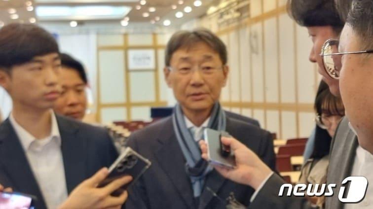 본문 이미지 - 신동원 농심 회장이 22일 주주총회 후 기자들의 질문에 답하고 있다.