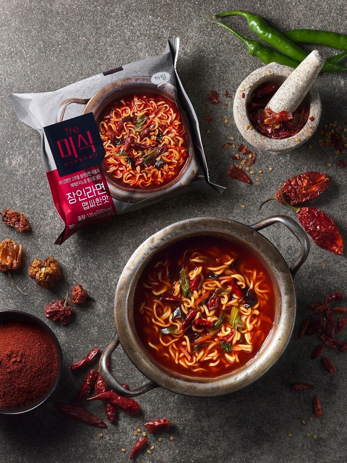 본문 이미지 - 하림이 22일 출시한 더미식(The미식) 장인라면 '맵싸한 맛'.(하림 제공)