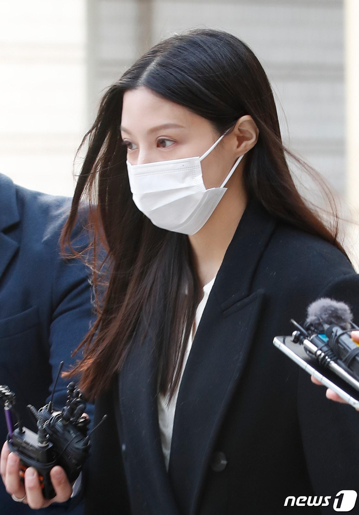 본문 이미지 - 입시 비리 혐의로 기소된 조국 전 법무부 장관 딸 조민 씨가 22일 오전 서초구 서울중앙지방법원에서 열린 선고 공판을 마친 뒤 법정을 나서고 있다.  2024.3.22/뉴스1 ⓒ News1 권현진 기자