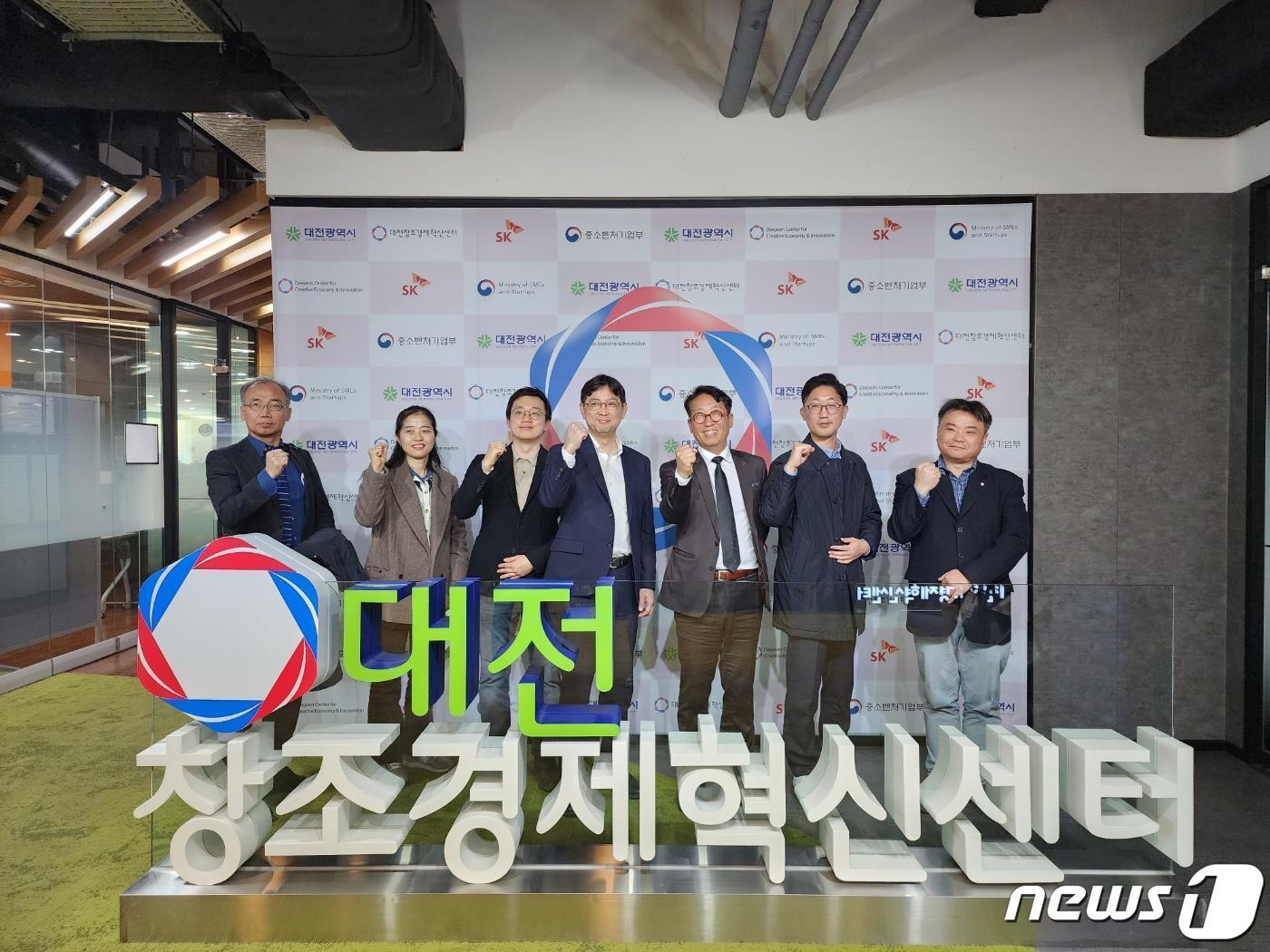 본문 이미지 - 대전창조경제혁신센터가 지난 21일 본원에서 일본무역진흥기구(JETRO)를 초청, 대전 지역 우수 스타트업 2개사 기업설명 뒤 관계자들과 기념촬영을 하고 있다.(대전혁신센터 제공)/뉴스1