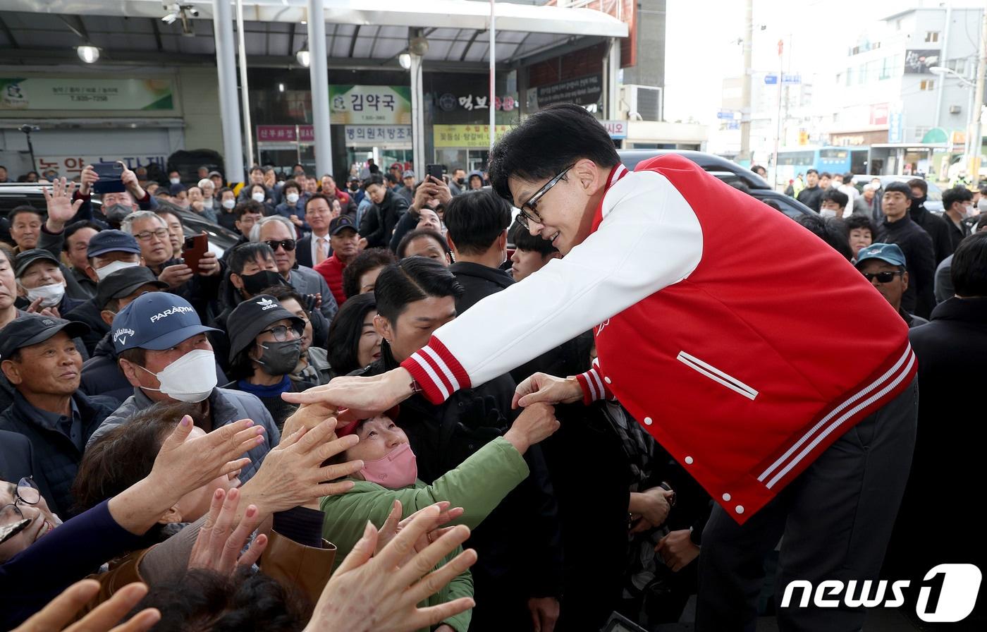 본문 이미지 - 한동훈 국민의힘 총괄선거대책위원장이 22일 오전 충남 보령시 중앙시장에서 시민들과 인사를 나누고 있다. (공동취재) 2024.3.22/뉴스1 ⓒ News1 구윤성 기자
