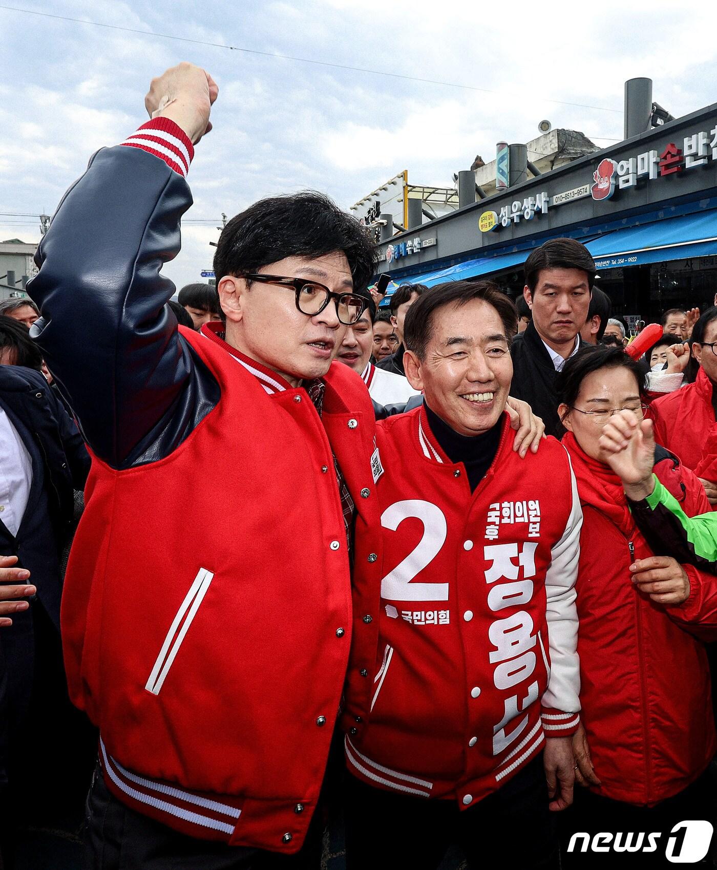 본문 이미지 - 한동훈 국민의힘 총괄선거대책위원장이 22일 충청남도 당진전통시장을 찾아 정용선 후보와 함께 시민들에게 인사를 하고 있다. (공동취재) 2024.3.22/뉴스1 ⓒ News1 구윤성 기자