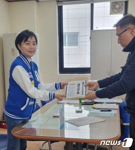 본문 이미지 - 22일 경남 사천·남해·하동 더불어민주당 제윤경 후보가 사천시선거관리위원회에 후보 등록을 하고 있다.(제윤경 선거사무소 제공)