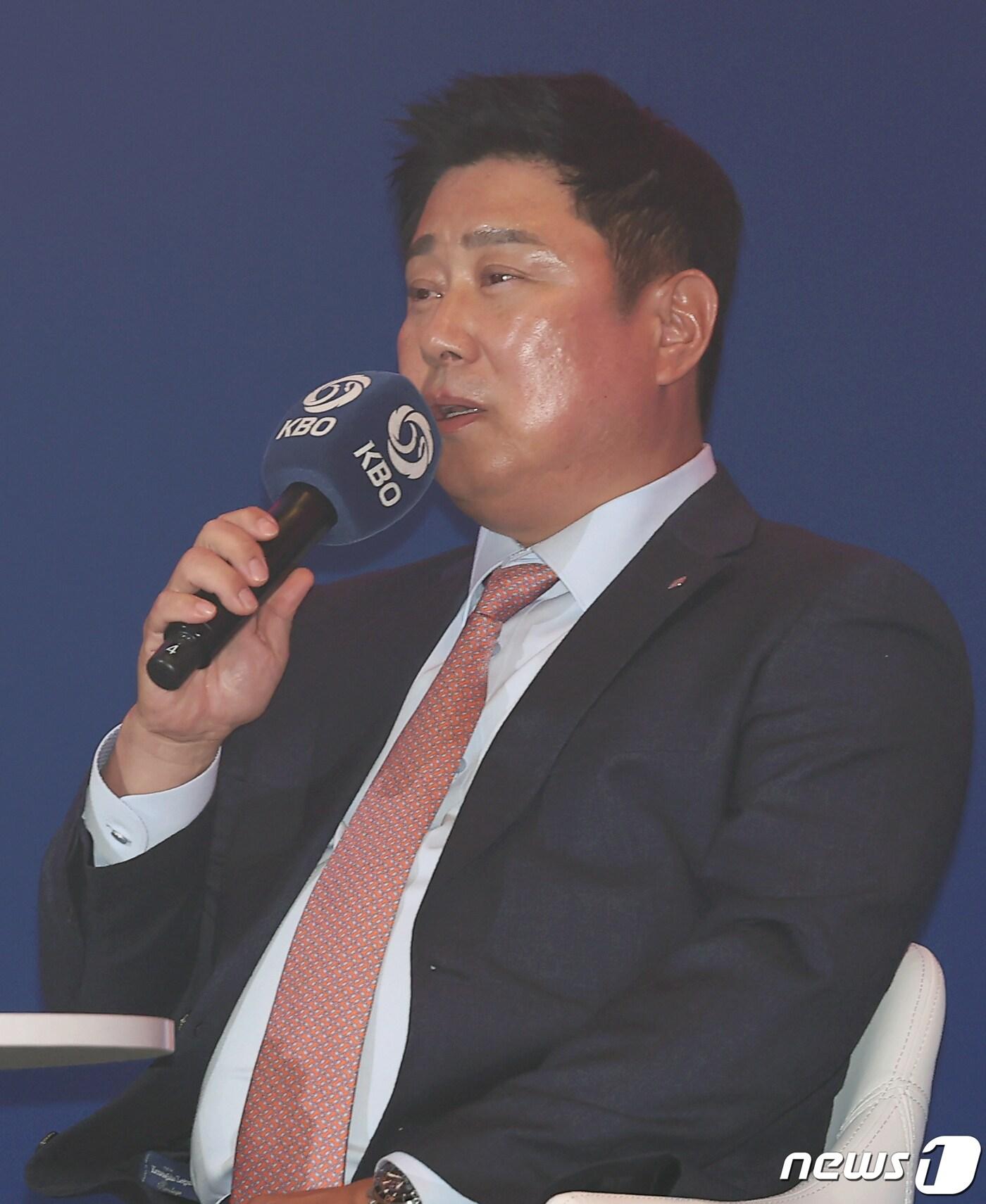 본문 이미지 - 2024 KBO 프로야구 개막을 하루 앞둔 22일 오후 서울 중구 롯데호텔 서울에서 열린 2024 신한 SOL Bank KBO 미디어데이에서 롯데 자이언츠 김태형 감독이 시즌에 임하는 각오를 밝히고 있다. 2024.3.22/뉴스1 ⓒ News1 김민지 기자