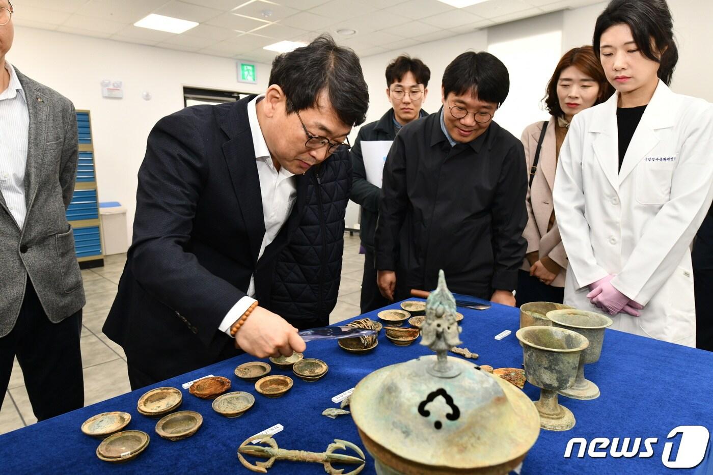 본문 이미지 - 최응천 국가유산청장이 경북 경주시 신라월성연구센터를 방문, 지난해 사적 ‘경주 흥륜사지’에서 출토된 청동 유물들의 보존상태를 살펴보고 있다. (국가유산청 제공, 자료사진) 2024.3.22/뉴스1