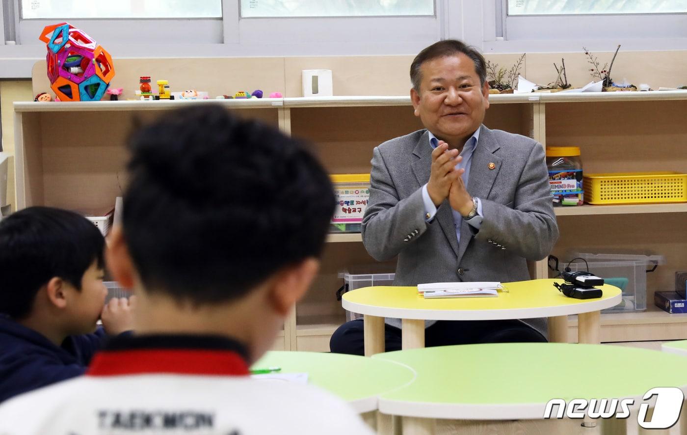 본문 이미지 - 이상민 행정안전부 장관이 세종시 조치원읍 명동초등학교에서 늘봄학교 어린이들과 안전 일기장 쓰기를 하며 안전퀴즈를 풀어보는 등 늘봄학교 재능기부 활동을 하고 있다.2024.3.22/뉴스1 ⓒ News1 김기남 기자
