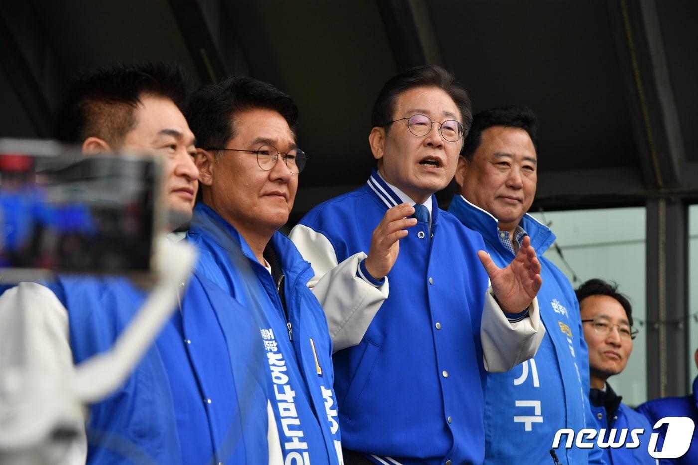본문 이미지 - 이재명 더불어민주당 대표가 22일 충남 당진전통시장을 찾아 지지를 호소하고 있다. (공동취재) 2024.3.22/뉴스1 ⓒ News1 김기태 기자