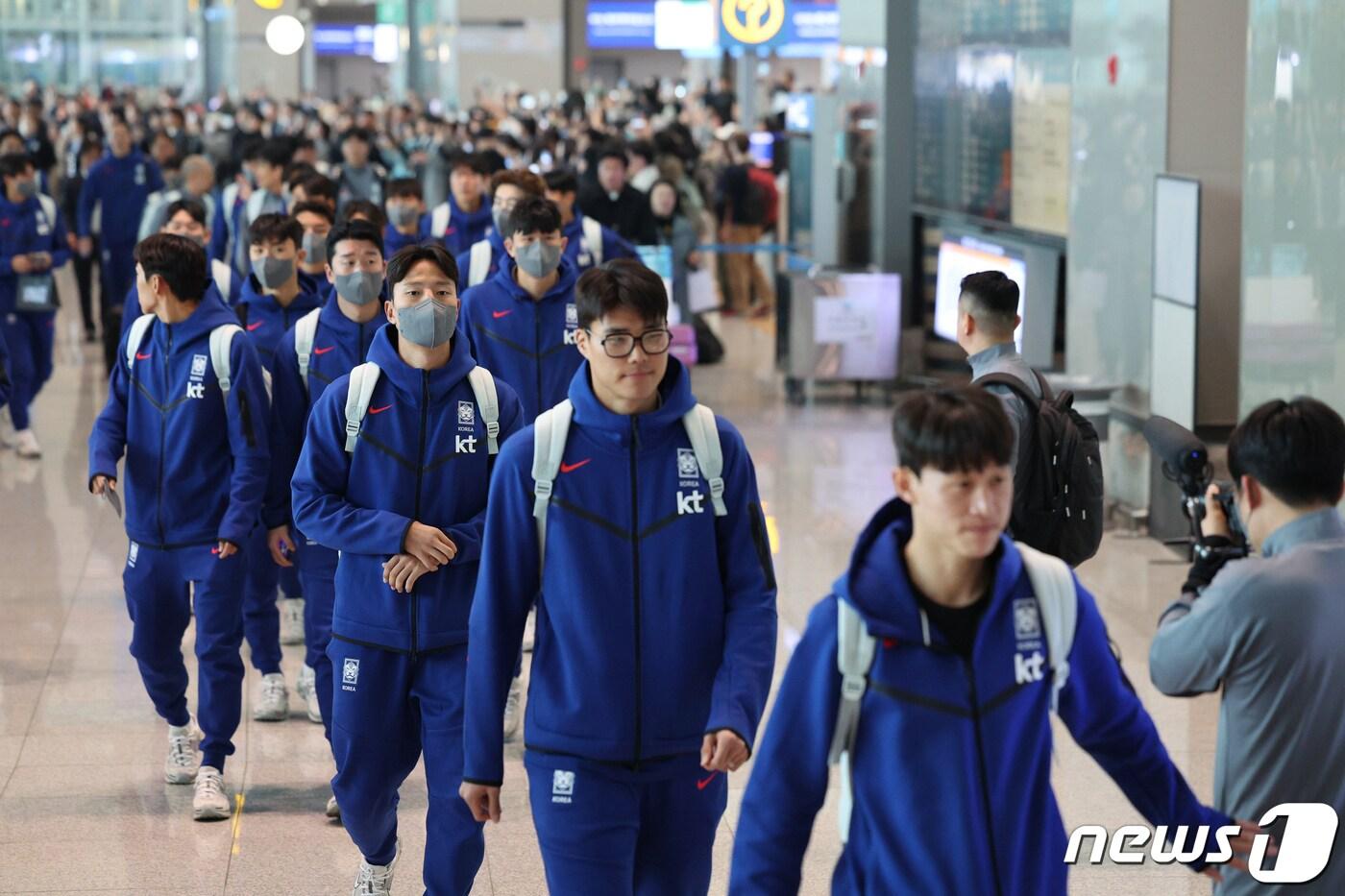 본문 이미지 - 대한민국 축구 대표팀 선수들이 22일 오후 인천국제공항 제2터미널을 통해 태국으로 출국하고 있다. 황선홍 임시감독이 이끄는 대표팀은 오는 26일 태국과 2026 FIFA 북중미 월드컵 아시아 지역 2차 예선 C조 조별리그 4차전 경기를 치른다. 2024.3.22/뉴스1 ⓒ News1 장수영 기자