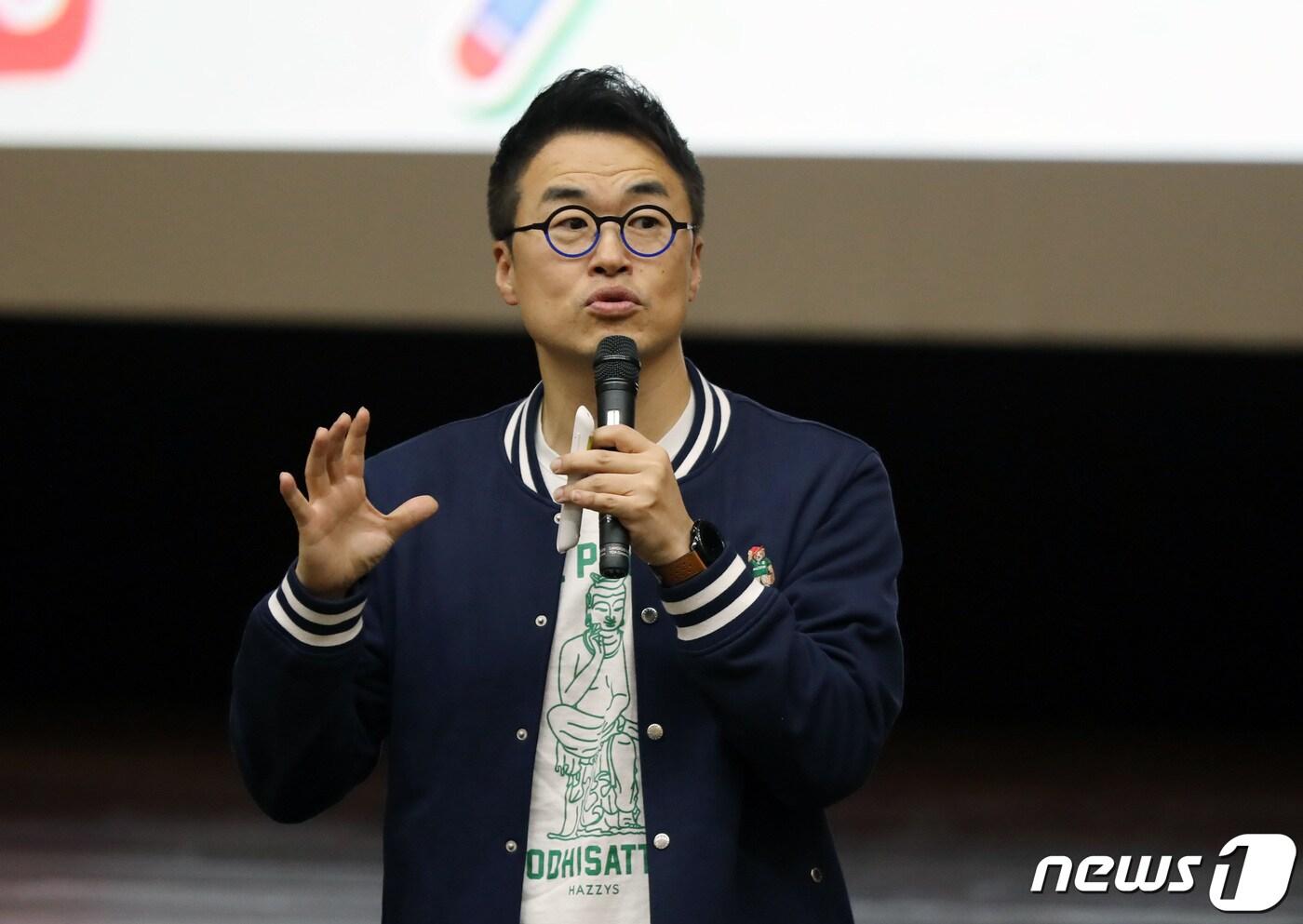 본문 이미지 - 최태성 역사 커뮤니케이터가 강사가 3월 22일 한국철도공사 대전본사에서 토크콘서트를 하고 있다. 2024.3.22/뉴스1 ⓒ News1 김기태 기자